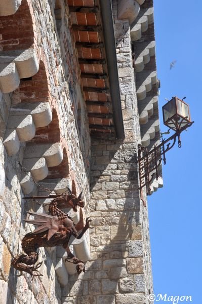 Дракон на стене Castello Di Amorosa, Калифорния